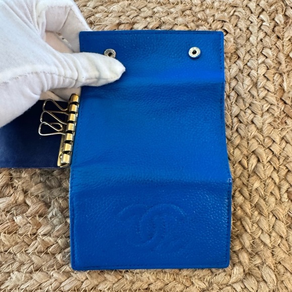 Chanel key case caviar leather with the iconic CC logo embossed on the front. - Picture 10 of 15